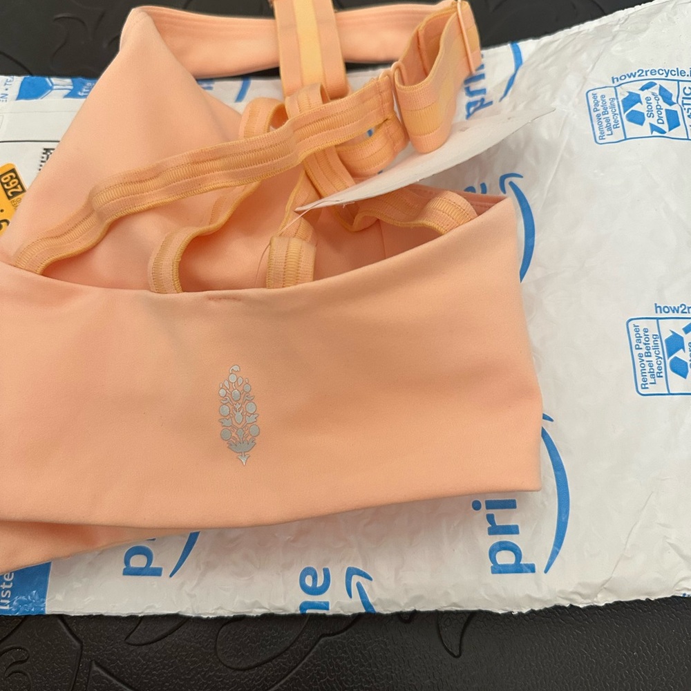 Free People Peach 🍑 Sports Bra with Supportive Seaming Size XS - Picture 8 of 9